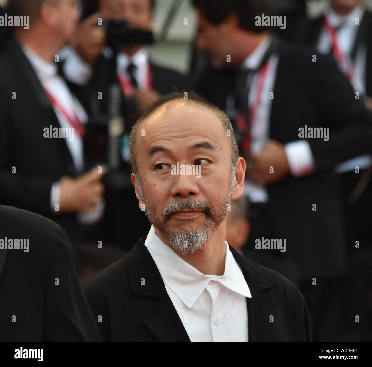 Venecia, Italia. 28 Aug, 2019. Shinya Tsukamoto camina por la alfombra roja antes de la ceremonia de apertura durante el 76º Festival Internacional de Cine de Venecia en la Sala de Casino, el 28 de agosto de 2019 en Venecia, Italia. Crédito: Andrea Merola/despertar/Alamy Live News Foto de stock