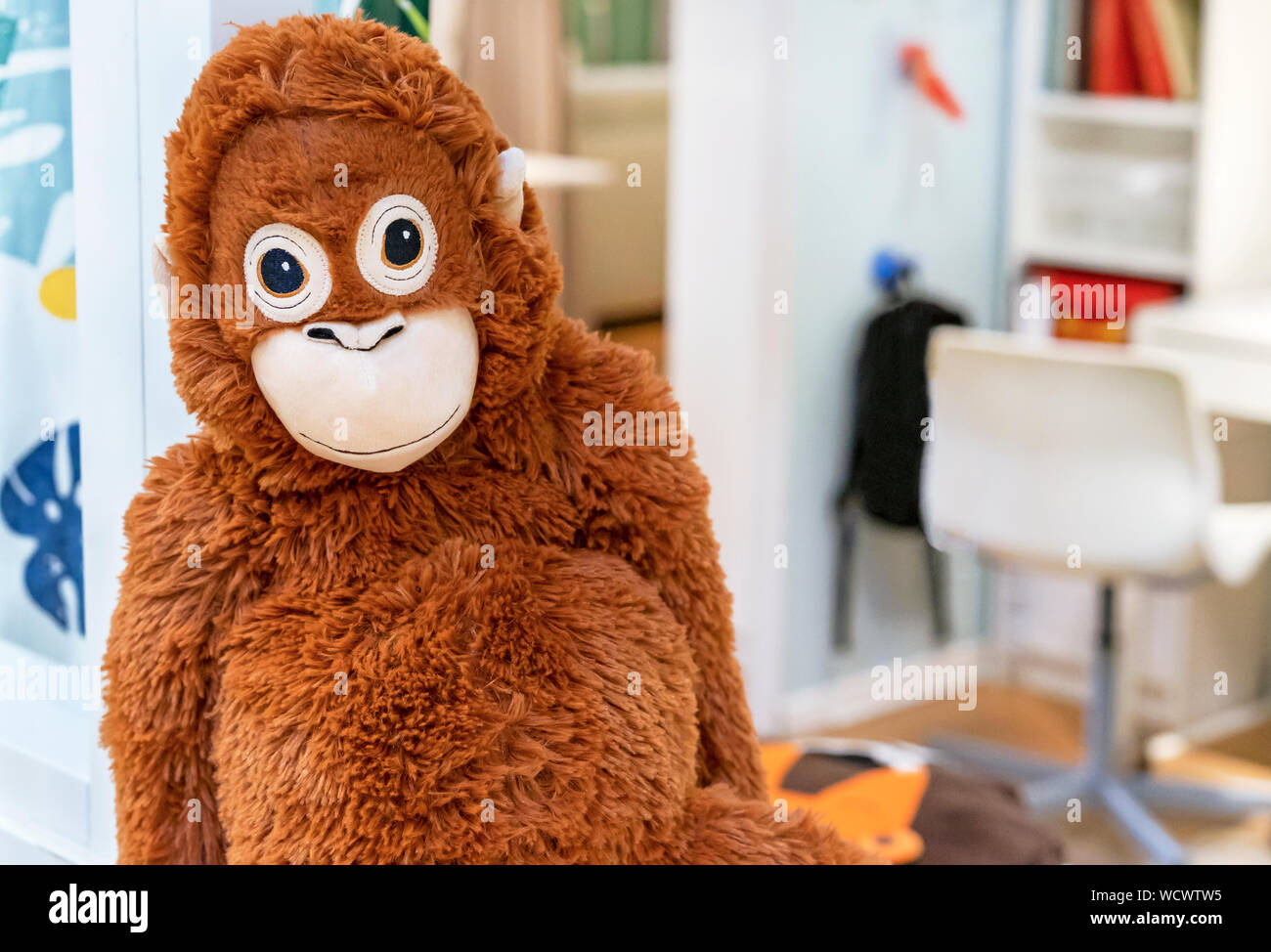 Un peluche monos naranjas en la tienda de juguetes Fotografía de stock -  Alamy