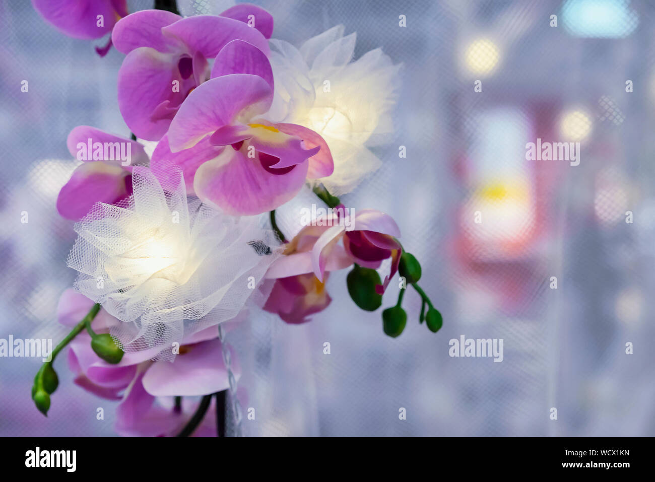 Orquidea artificial fotografías e imágenes de alta resolución - Alamy