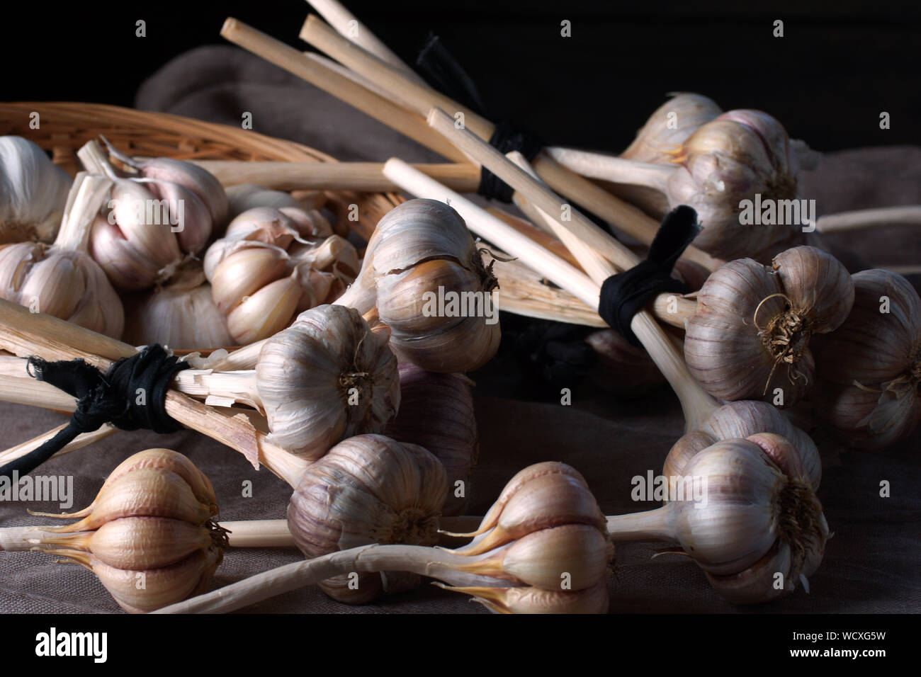 Still life de bulbos de ajo. Foto de stock