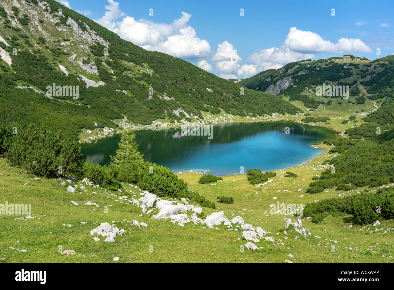 Impresionante ver el lago zireiner alm mountins en Tirol, Austria Foto de stock