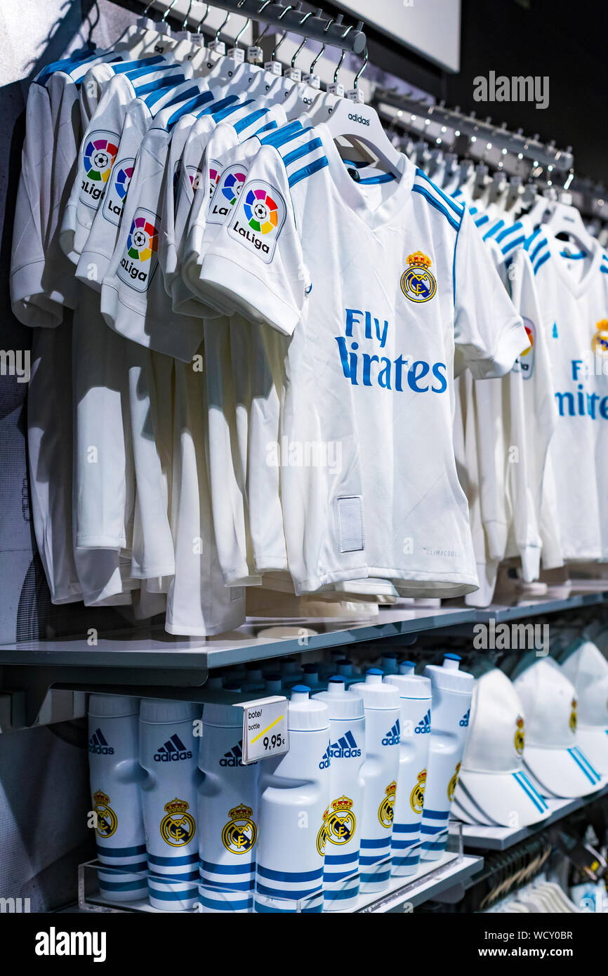 MADRID, España - 25 de marzo de 2018, Oficiales: tienda de ropa y atributos deportivos para los fans del Real Madrid Club de Fútbol de stock - Alamy