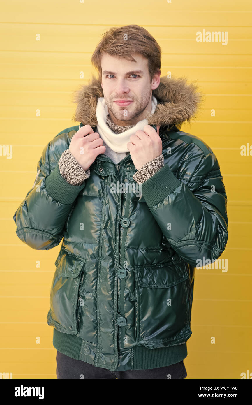 La elección perfecta para los días fríos. Moda casual abrigo para el frío  del invierno. Apuesto hombre vestido con encapuchado abrigo. Moda Hombre en  clima frío estilo. Modelo de moda disfruta de