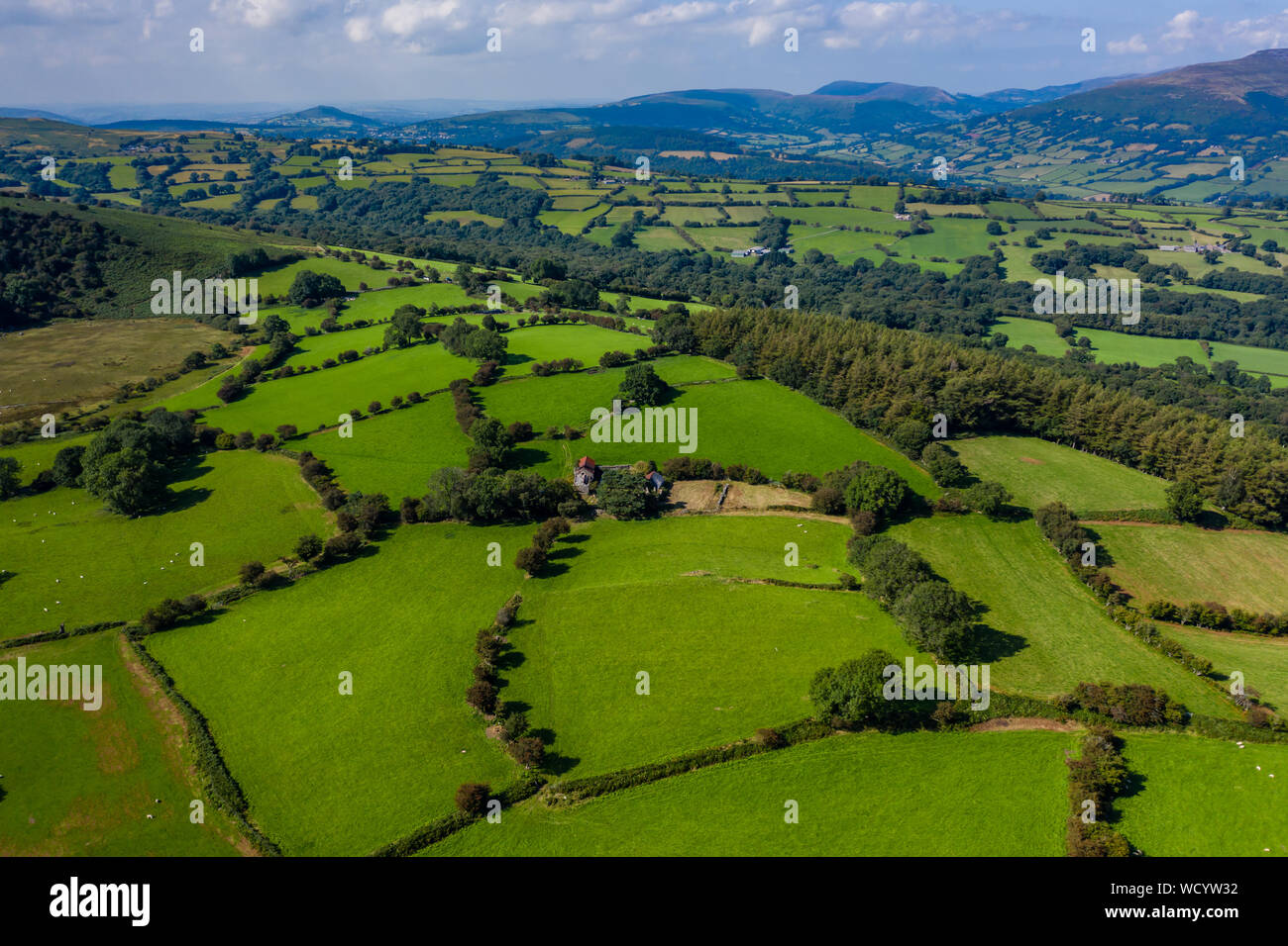 Drone vista aérea de las tierras de cultivo y campos en las zonas rurales de Gales, Reino Unido Foto de stock
