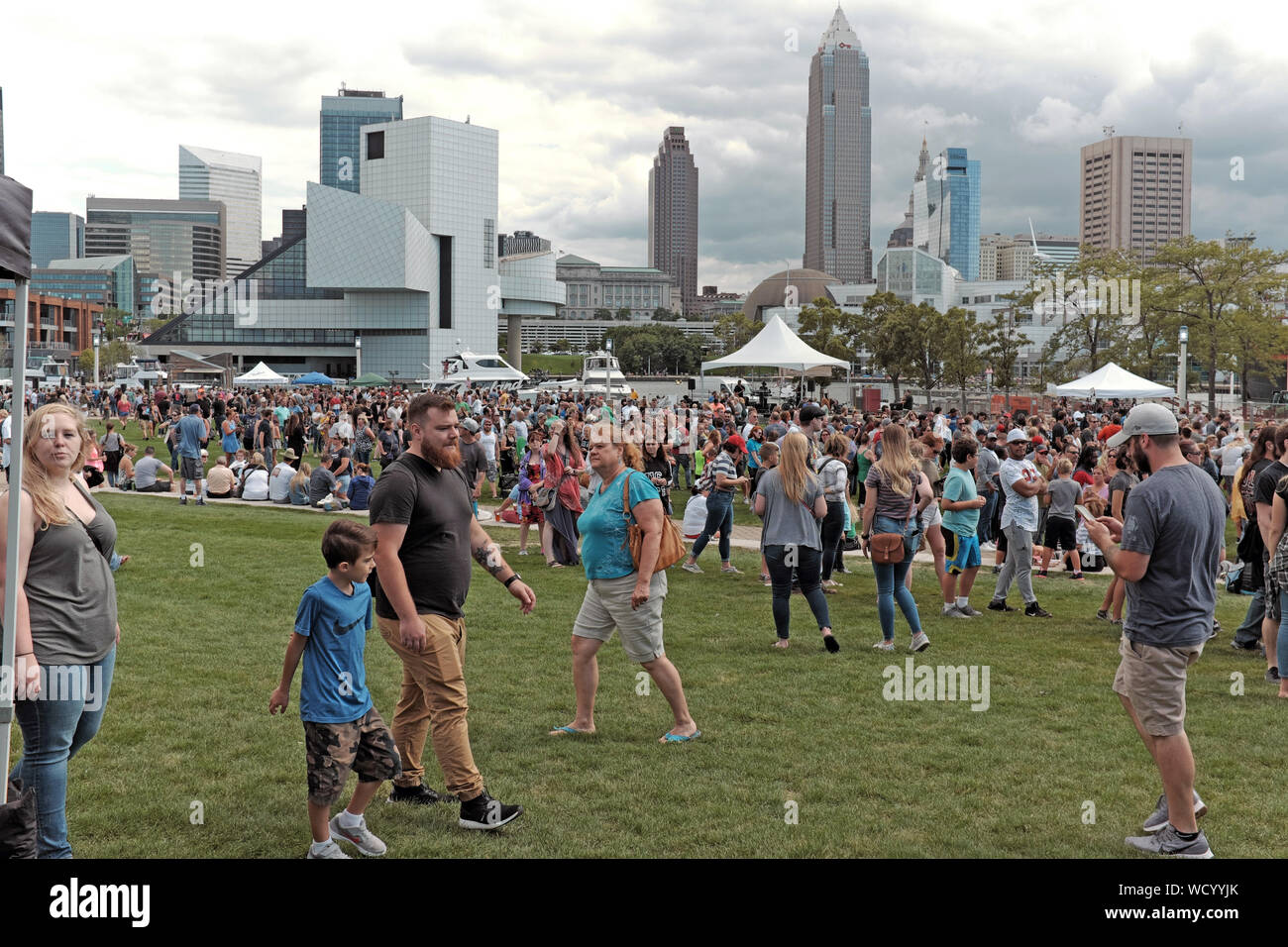 La primera Cleveland Pickle Festival atrae multitudes a las Voinovich Northcoast Park en el barrio portuario de Cleveland, Ohio, EE.UU. Foto de stock
