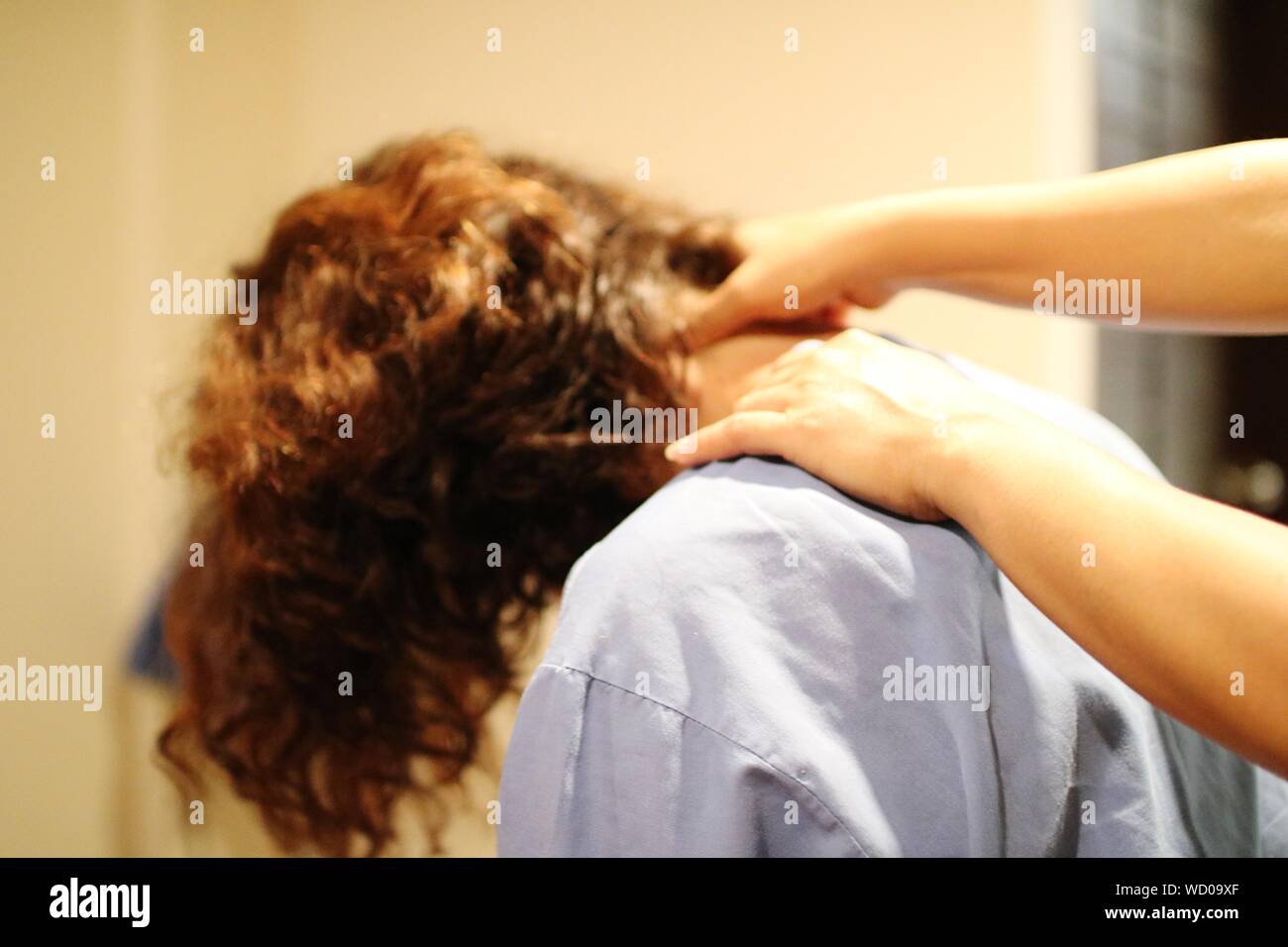 Recorta las manos dando masajes para mujer madura Fotografía de stock -  Alamy