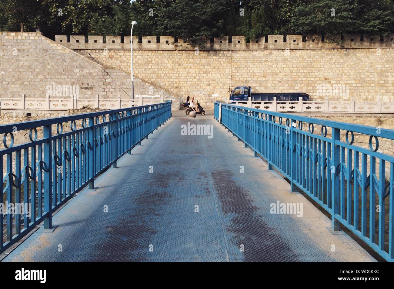 Puente metálico azul contra la Muralla Foto de stock