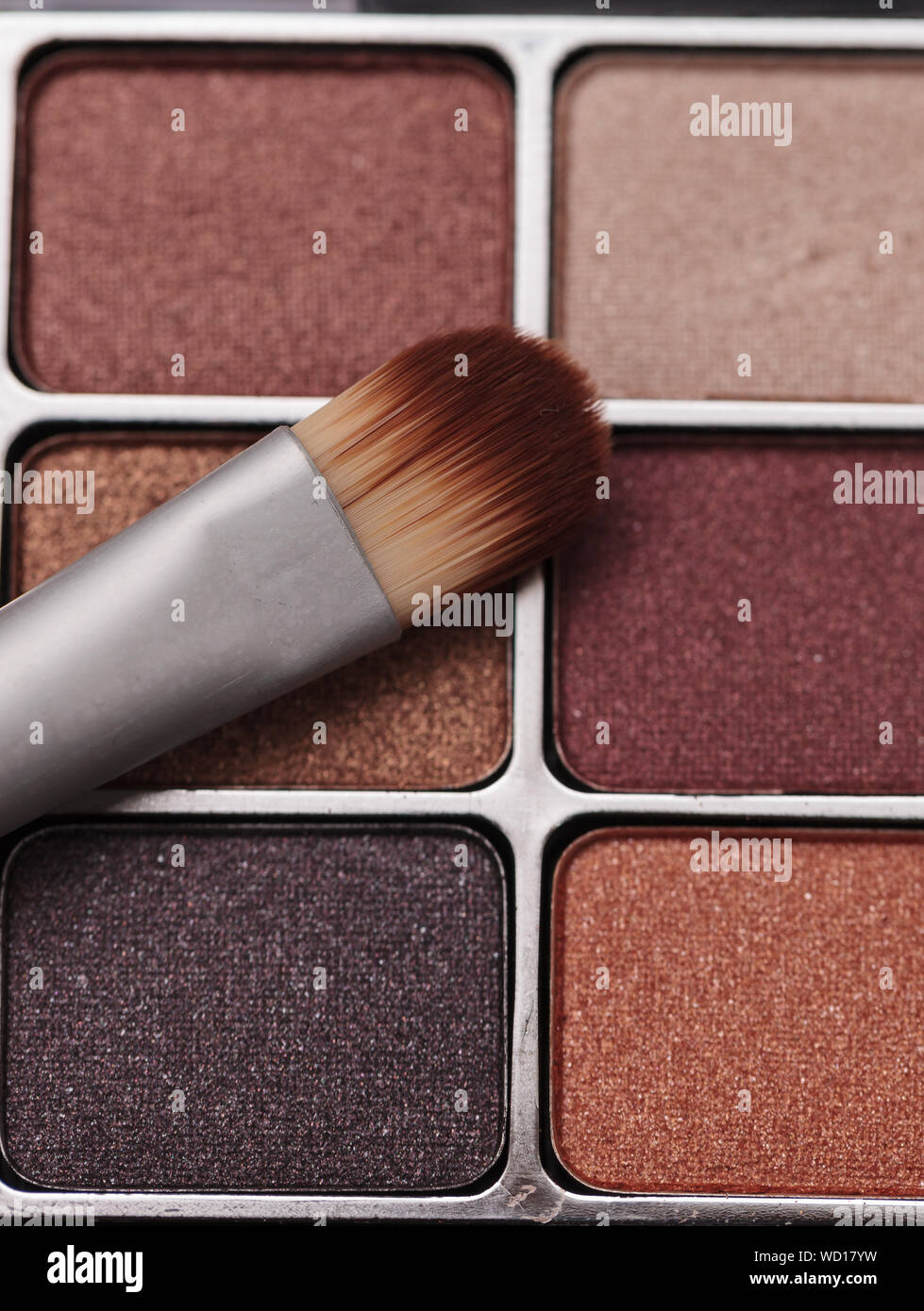 Close-up de producto de belleza con brocha de maquillaje Foto de stock