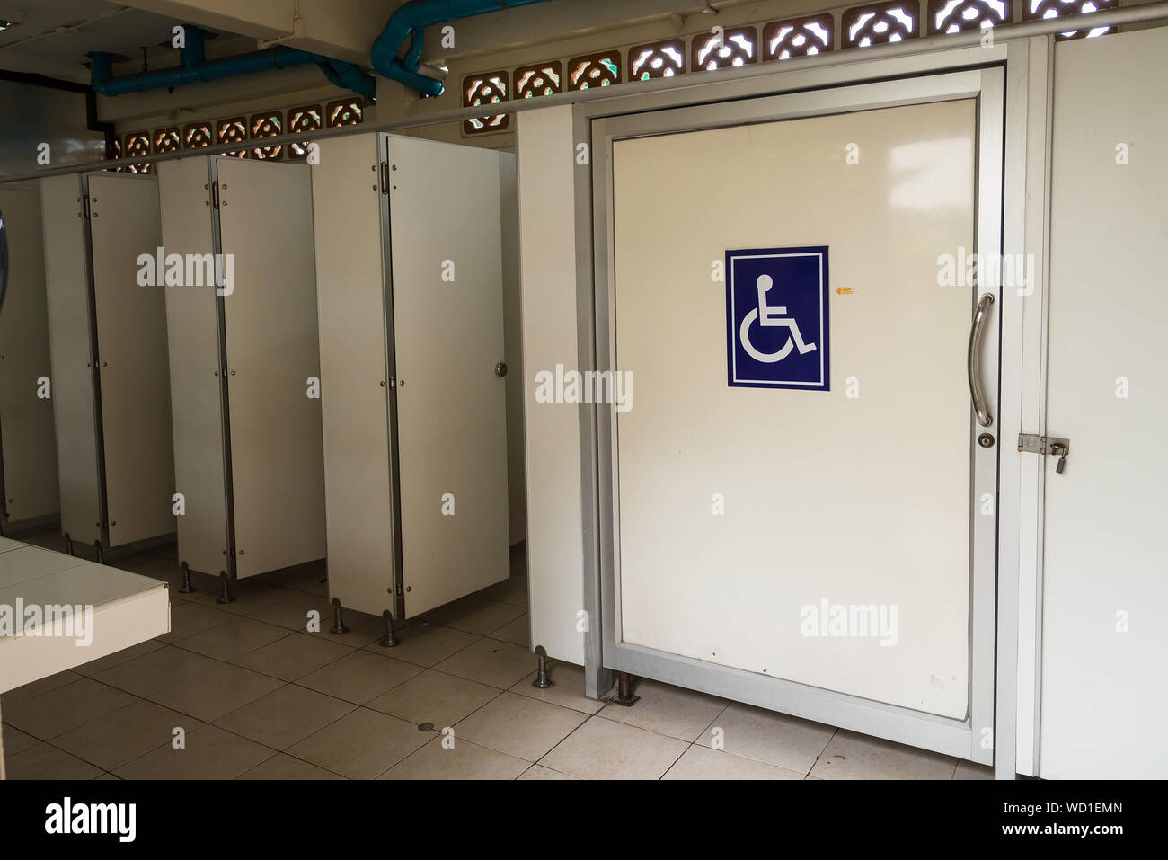 Señal de discapacitados en puerta en baño público Fotografía de stock -  Alamy