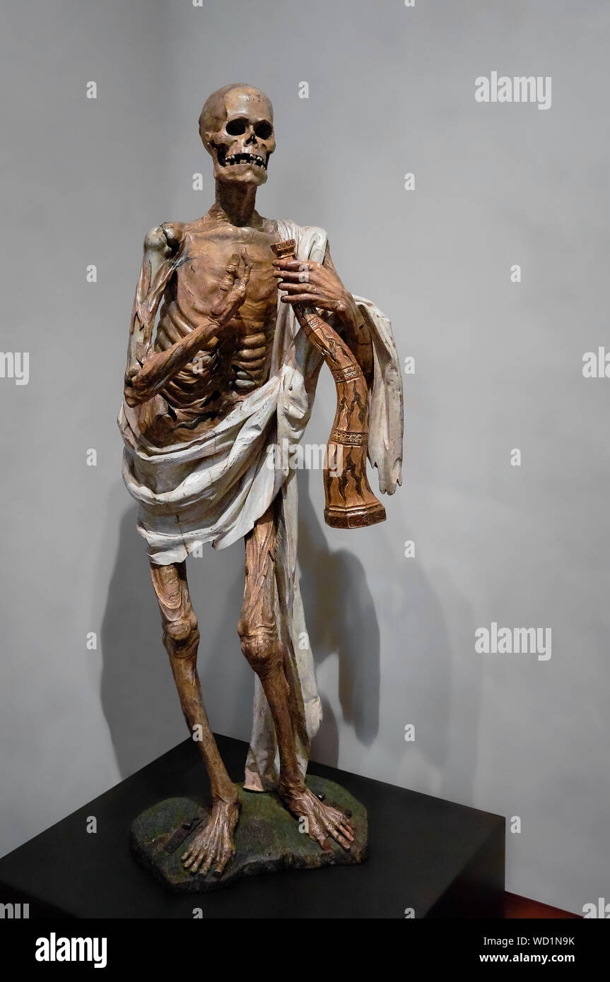 Escultura La Muerte, por Gil de Ronza del siglo XVI en madera policromada  en el Museo Nacional Colegio de San Gregorio, en la ciudad de Valladolid,  España Fotografía de stock - Alamy