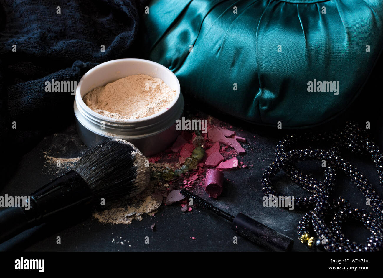 Un alto ángulo de visualización de productos de belleza con collar en la tabla Foto de stock