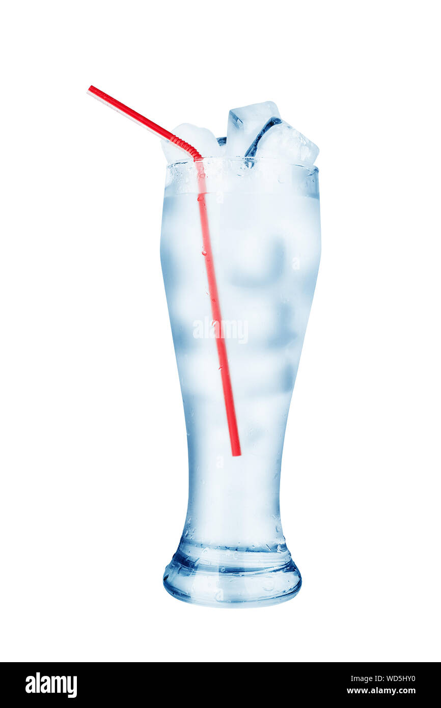 Uno transparente de vidrio lleno de agua cristalina, fría potable rojo paja, cubitos de hielo, gotas de condensación sobre fondo blanco aislado de cerca, azul Foto de stock