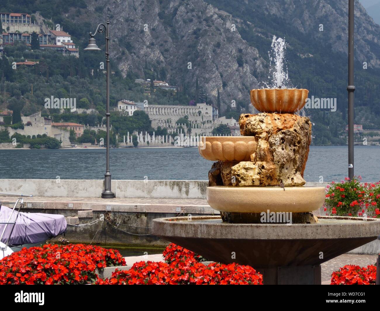 Fuente de Lago de Garda en contra de montaña Foto de stock