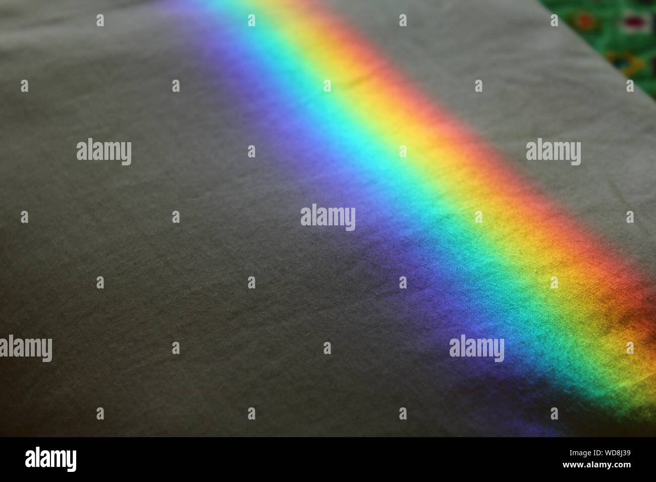Un alto ángulo de visualización del color de Arco iris sobre tela Foto de stock