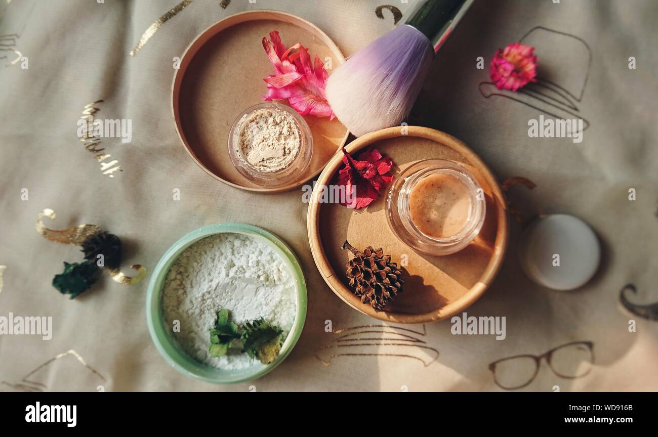 Un alto ángulo de visualización de productos de belleza en la tabla Foto de stock
