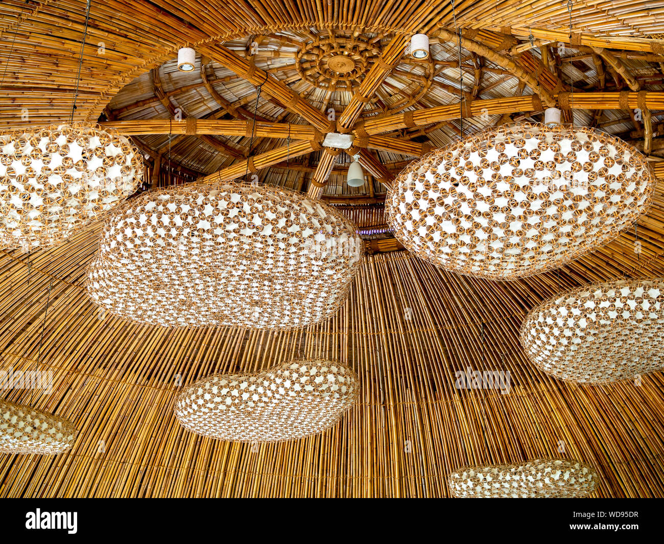 Hermosa moderna lámpara de techo de bambú tejidas a mano de decoración en el techo. Foto de stock