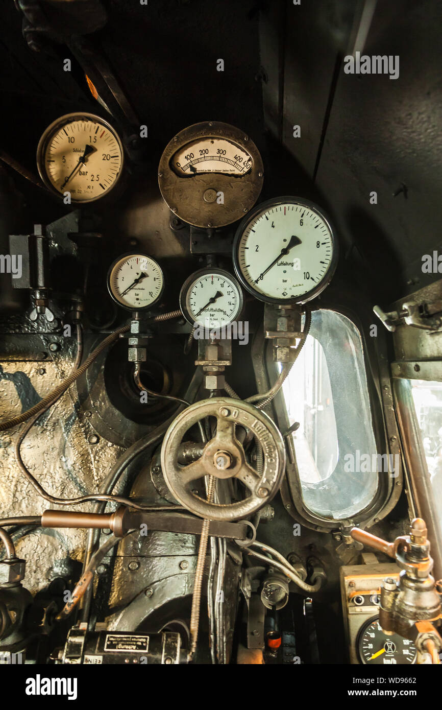 Antigua cabina de una locomotora a vapor Foto de stock