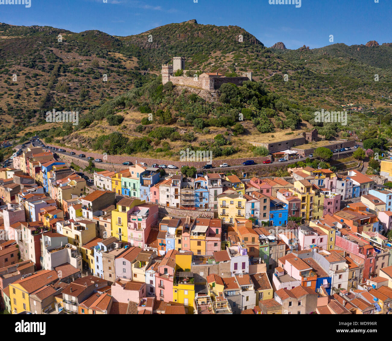 Castillo en la ciudad medieval de Bosa, Cerdeña, Italia. Características coloridas casas en la ladera de la colina del castillo. Foto de stock