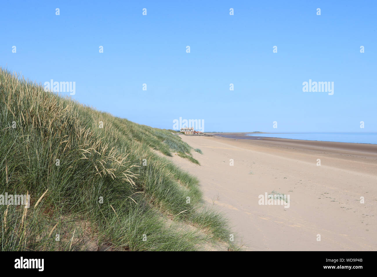 Brancaster Beach en un día soleado de verano North Norfolk, Inglaterra. Foto de stock