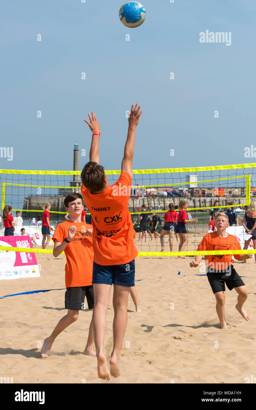 Teenage boys playing beach volleyball fotografías e imágenes de alta  resolución - Alamy