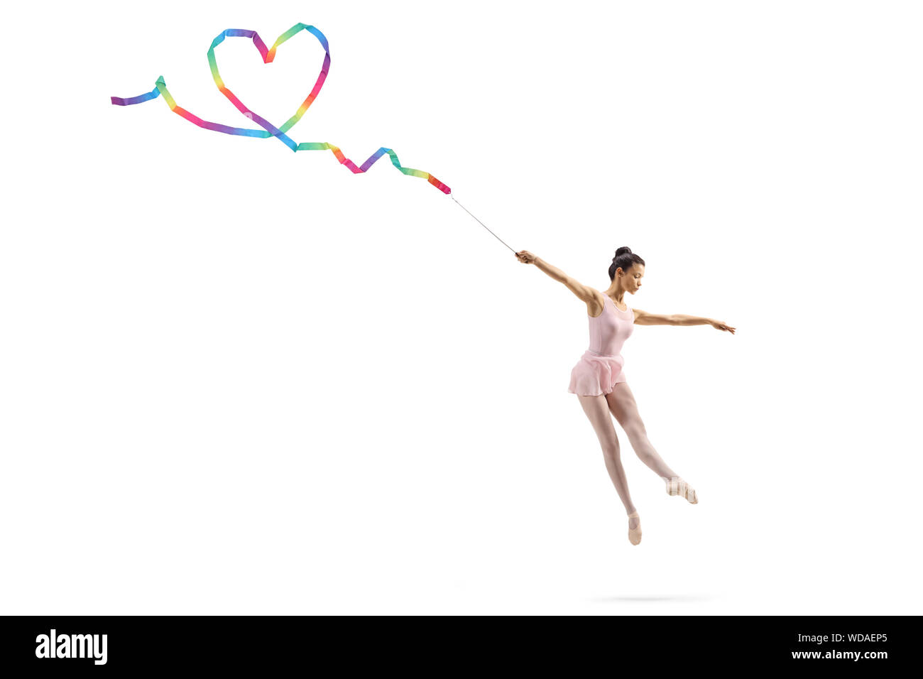 Disparo de longitud completa de una bailarina bailando y haciendo una forma  de corazón con una cinta aislado sobre fondo blanco Fotografía de stock -  Alamy
