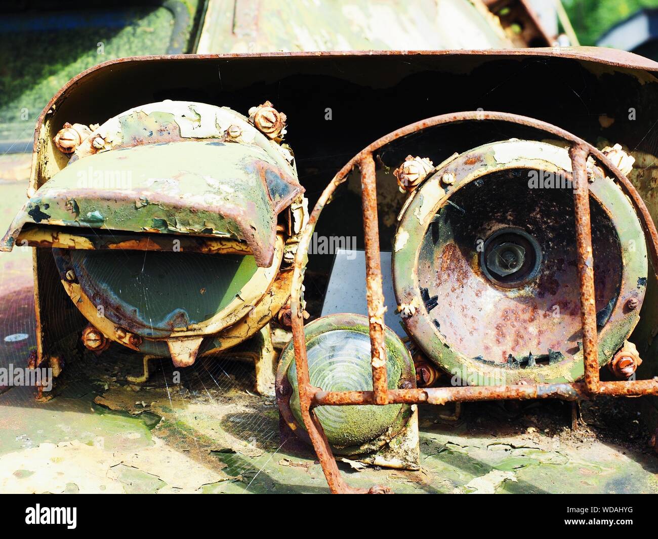 Close-up de equipo militar metálica oxidada Foto de stock