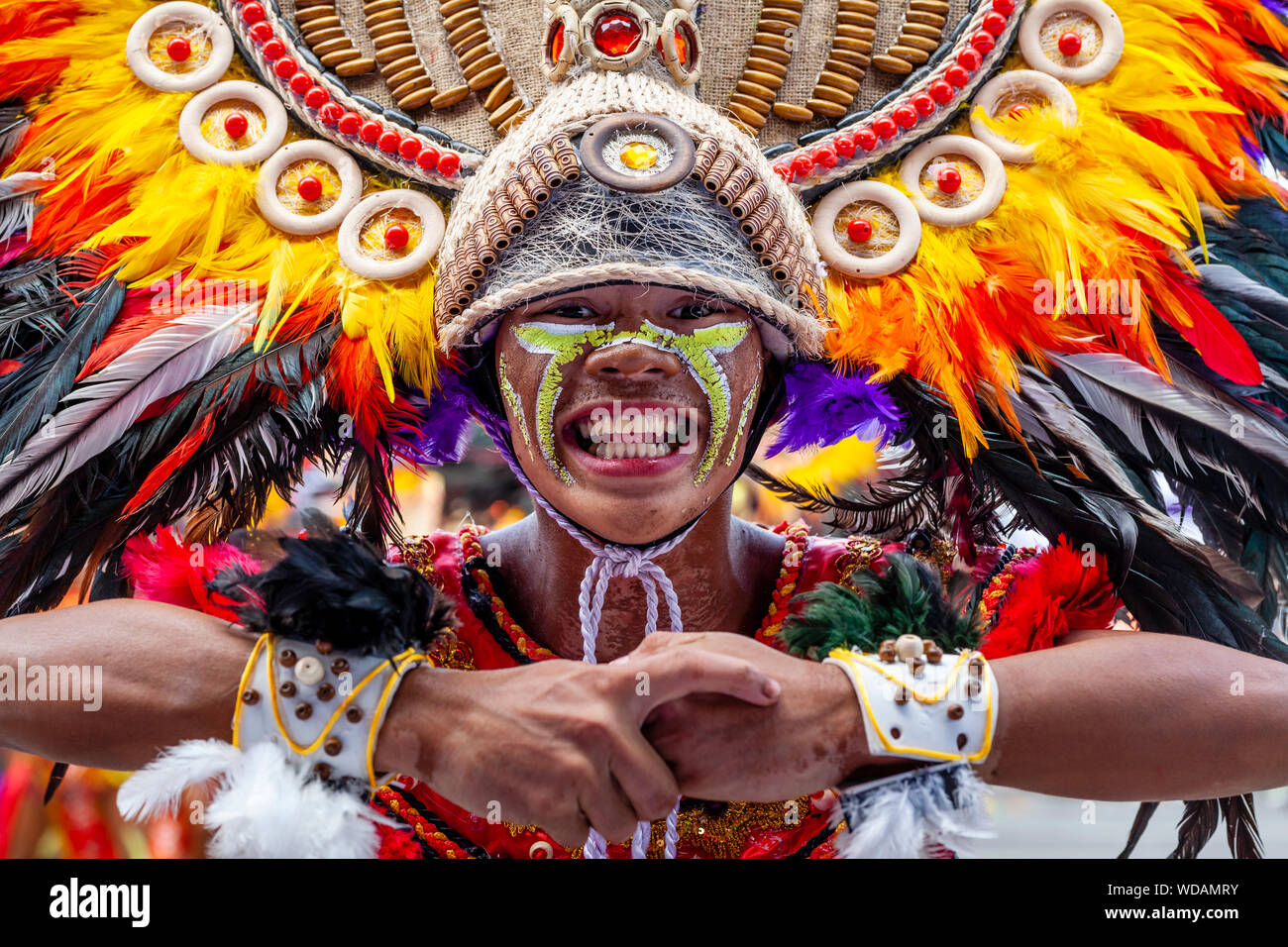 Las danzas tribales Festival Dinagyang, Iloilo City, en la isla de Panay, Filipinas Foto de stock