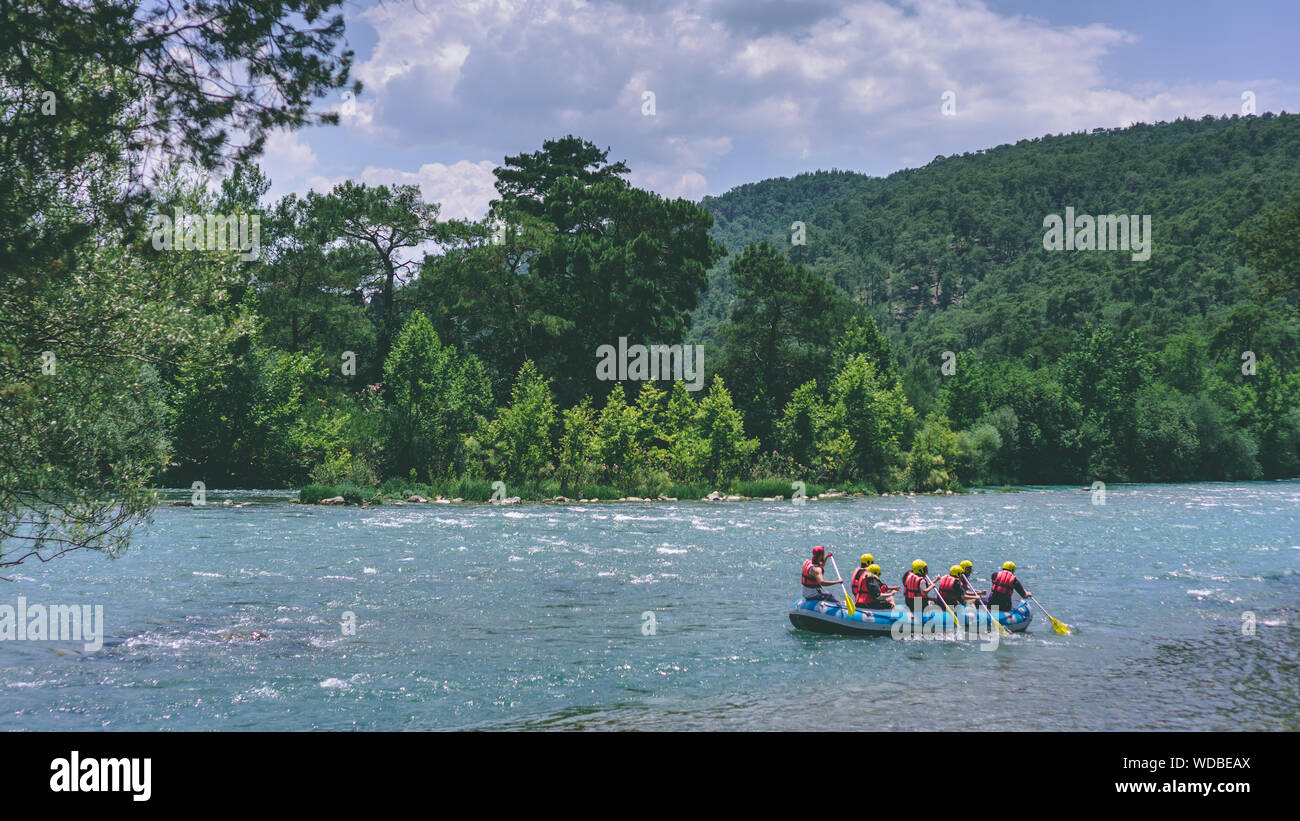 3 de junio de 2018; Antalya, Turquía - Equipo de rafting en el barco en Koprulu Kanyon.El rafting es una de las actividades más populares para los turistas en Antalya. Foto de stock