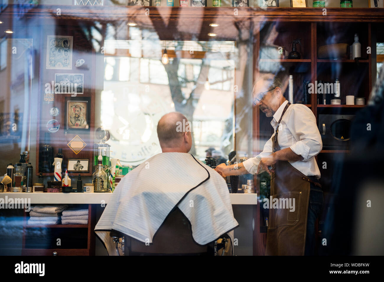 Ventana de barbería fotografías e imágenes de alta resolución - Alamy
