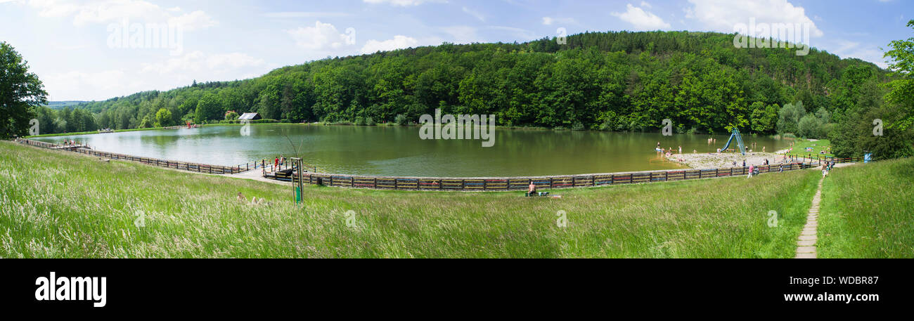 La piscina al aire libre Lucina en Knezdub, los Cárpatos Blancos, Región de Zlin, República Checa, junio de 2, 2019. (Foto CTK/Libor Sojka) Foto de stock