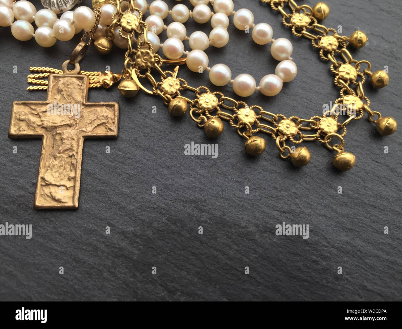 Oro y collares de perlas con colgante en interiores Foto de stock