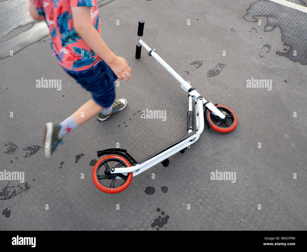 Niño de 6 años jugando en push scooter Fotografía de stock - Alamy
