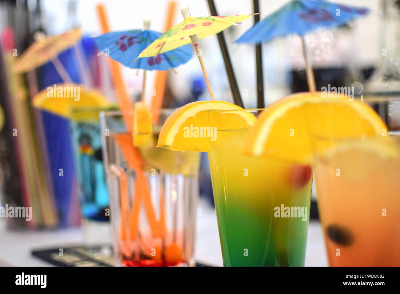 distorsionar manipular Foto Bebidas de colores fotografías e imágenes de alta resolución - Alamy