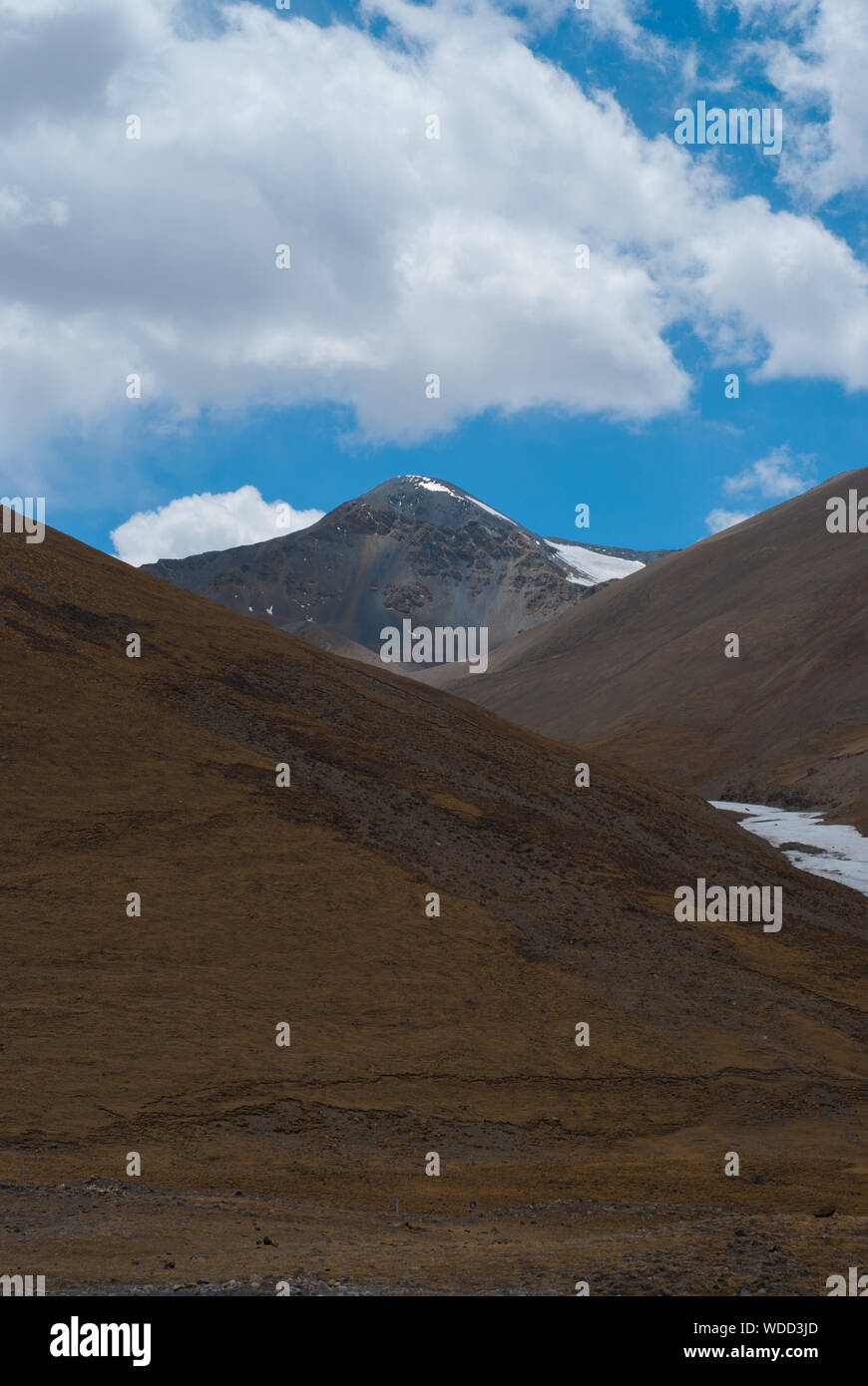 Picos de montañas con glaciares en la cordillera del Himalaya. Foto de stock