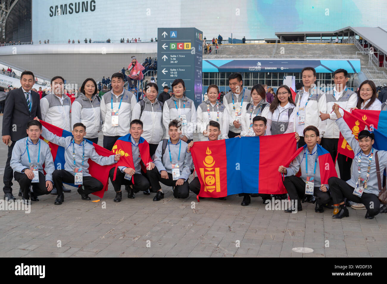 Rusia, Kazan - Agosto 27, 2019: un grupo de participantes campeonato desde Mongolia en la zona de fans durante el WorldSkills Kazan 2019 China Rusia - I Foto de stock