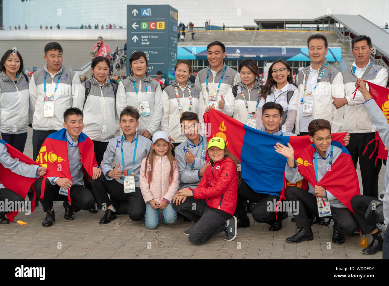 Rusia, Kazan - Agosto 27, 2019: un grupo de participantes del Campeonato de Mongolia con los fans rusos en la zona del ventilador durante el WorldSkills Kazan 201 Foto de stock