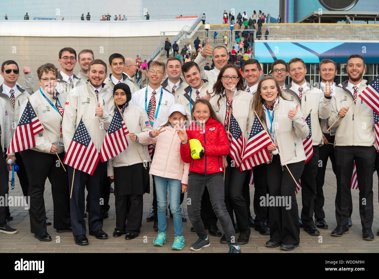 Rusia, Kazan - Agosto 27, 2019: un grupo de participantes campeonato desde América con los fans rusos en la zona del ventilador durante el WorldSkills Kazan 2019 Foto de stock