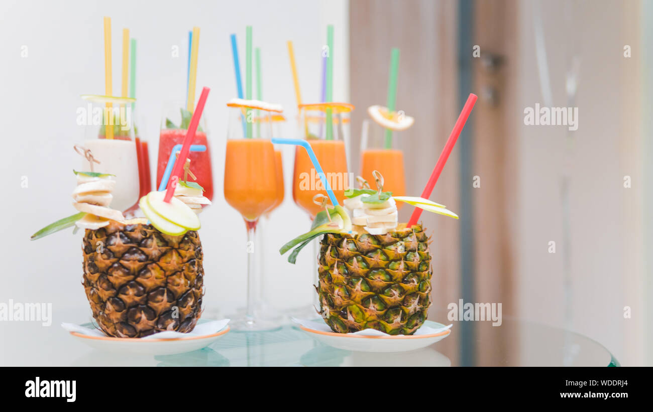Close-up de cóctel de piña con frutas tropicales. Frescos jugos exóticos como un concepto de verano, los viajes y las vacaciones Fotografía de stock - Alamy Close-up de cóctel de piña con frutas tropicales. Frescos jugos exóticos como un concepto de verano, los viajes y las vacaciones Fotografía de stock - Alamy