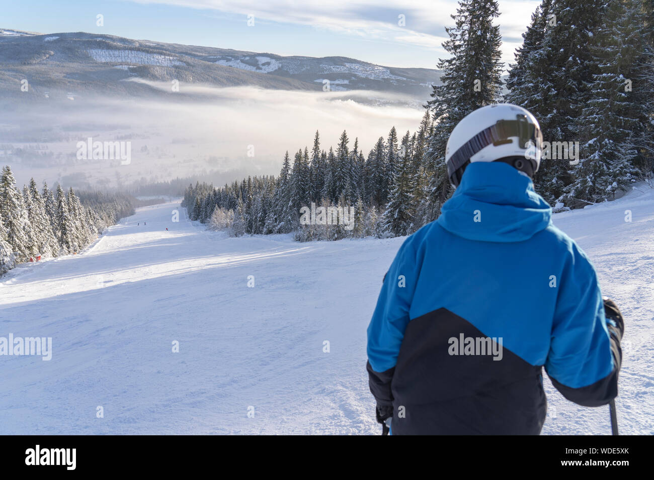 Adolescente en la pista de esquí de Hedmark, Noruega Foto de stock