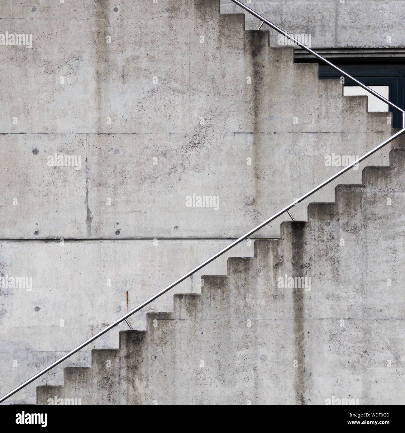 Escaleras de cemento exterior Fotografía de stock - Alamy