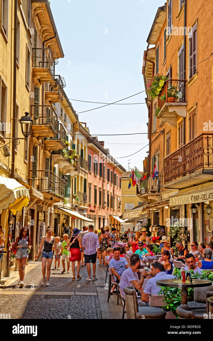 Casco antiguo peatonal de la calle en Peschiera del Garda, Veneto, Italia. Foto de stock