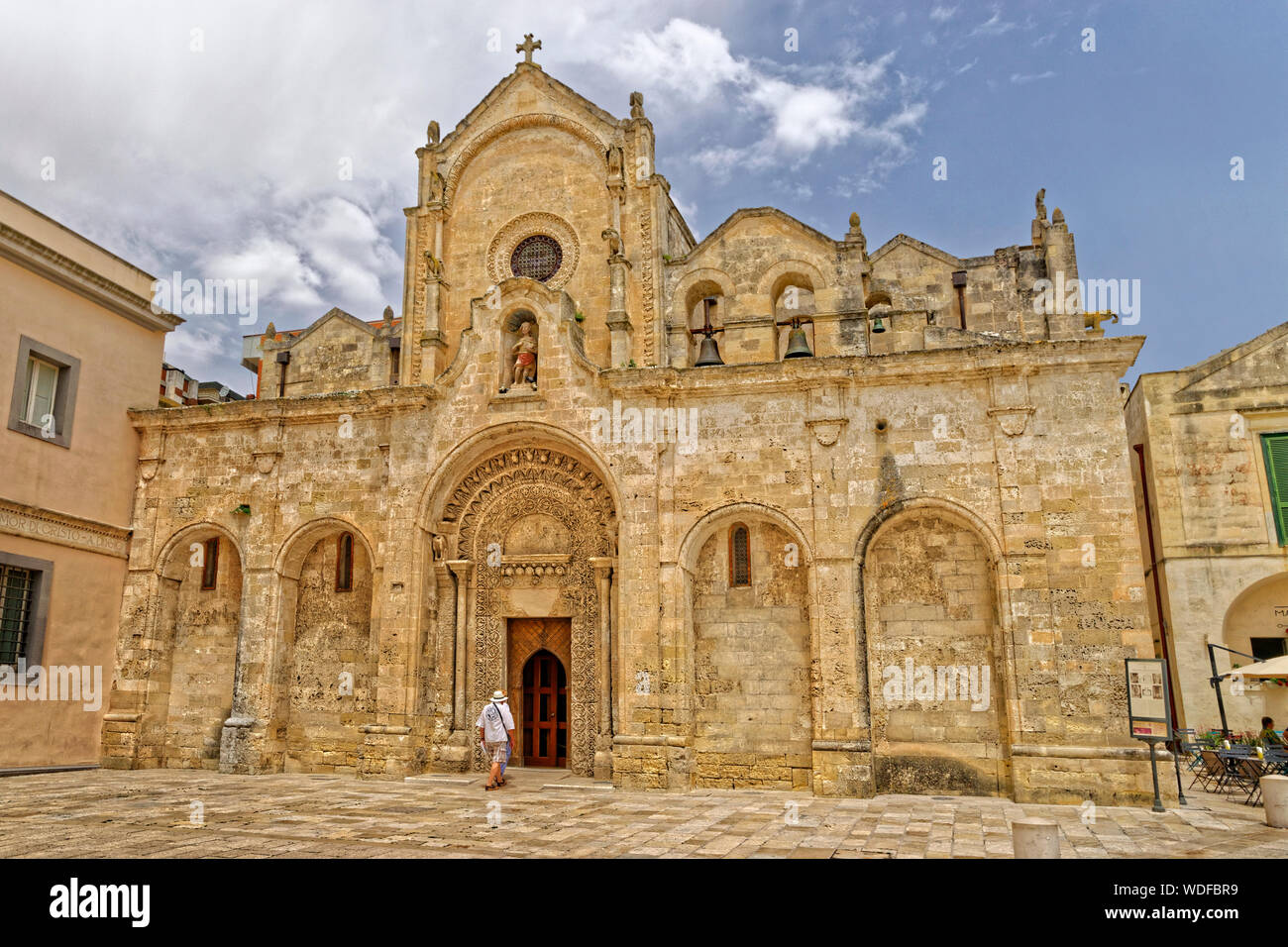 Iglesia de San Giovanni Battista en la antigua ciudad de Matera en la región Basilicata, en el sur de Italia. Foto de stock