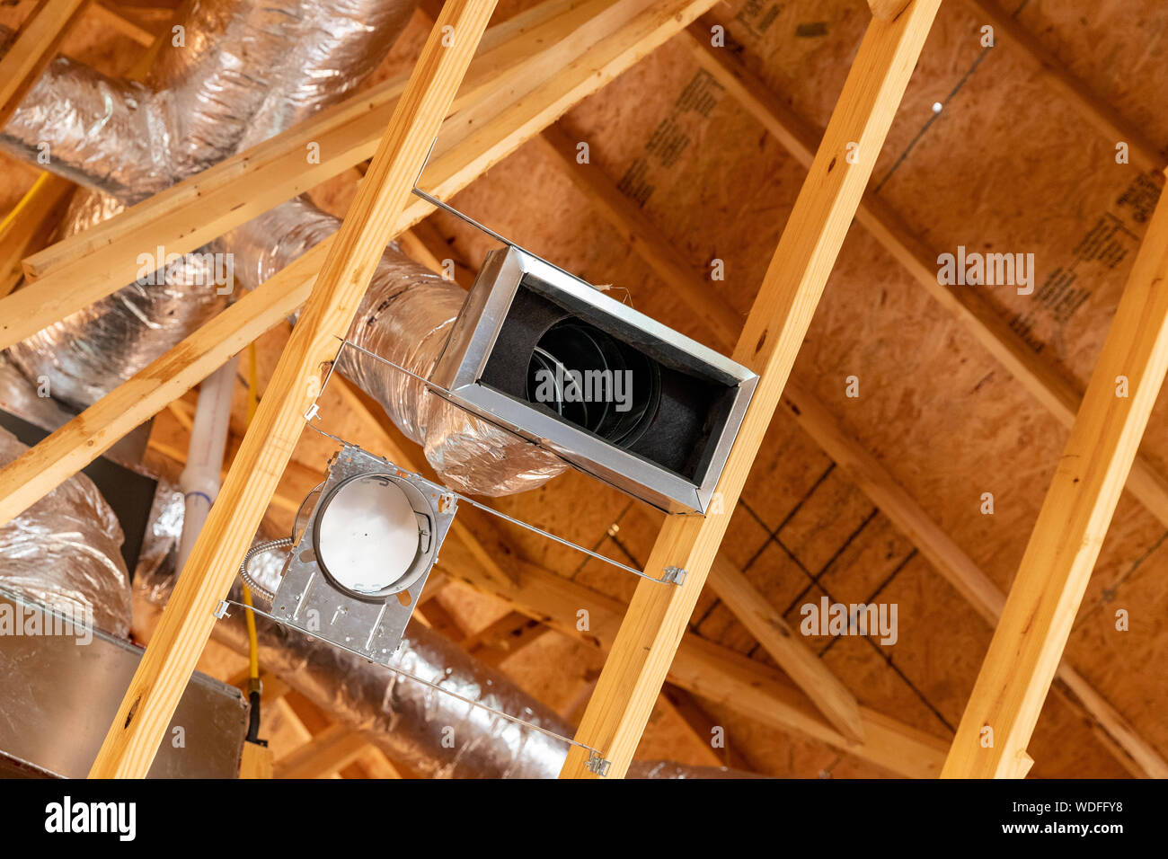 Nuevas rejillas de aire acondicionado en casa de nueva construcción Foto de stock