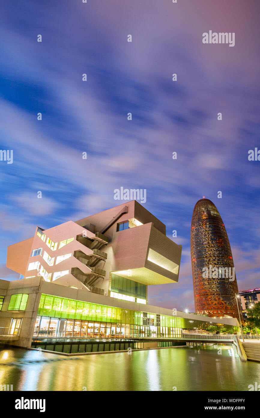 Edificio Agbar y el Museo del diseño de Barcelona, Barcelona, España Foto de stock