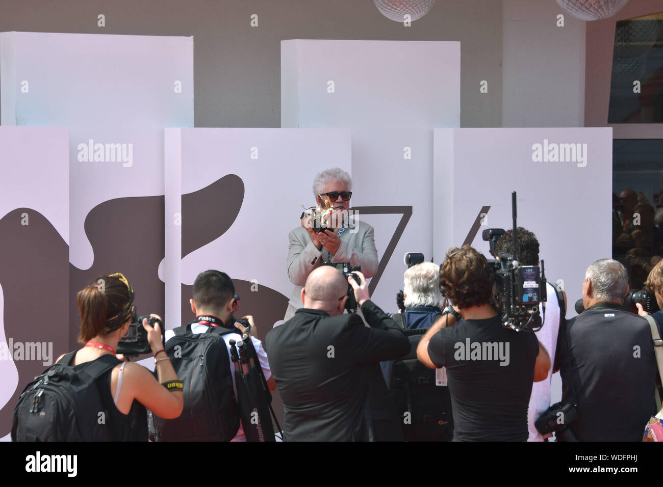 Venecia, Italia. 29 Aug, 2019. Pedro Almodóvar muestra el León de Oro en el Palazzo del Cinema, tras recibir por logros de toda la vida durante el 76º Festival Internacional de Cine de Venecia el 29 de agosto de 2019 en Venecia, Italia. Crédito: Andrea Merola/despertar/Alamy Live News Foto de stock