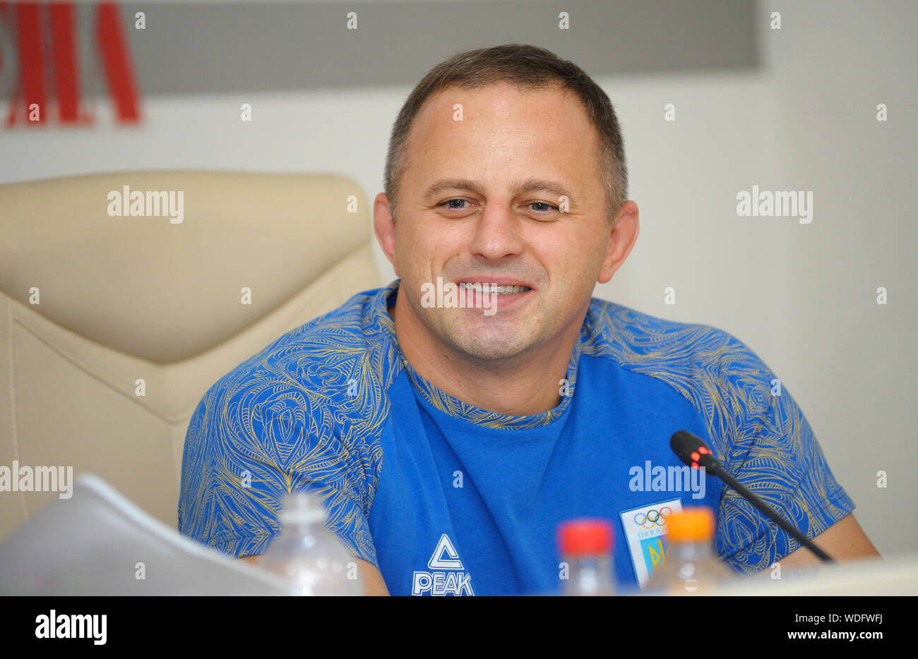 Gennadiy Bilodid, entrenador y padre de la 2018 y 2019 Medallista de oro mundial Daria Bilodid (judo), dando conferencias de prensa. El 29 de agosto de 2019. Kiev, Ukra Foto de stock