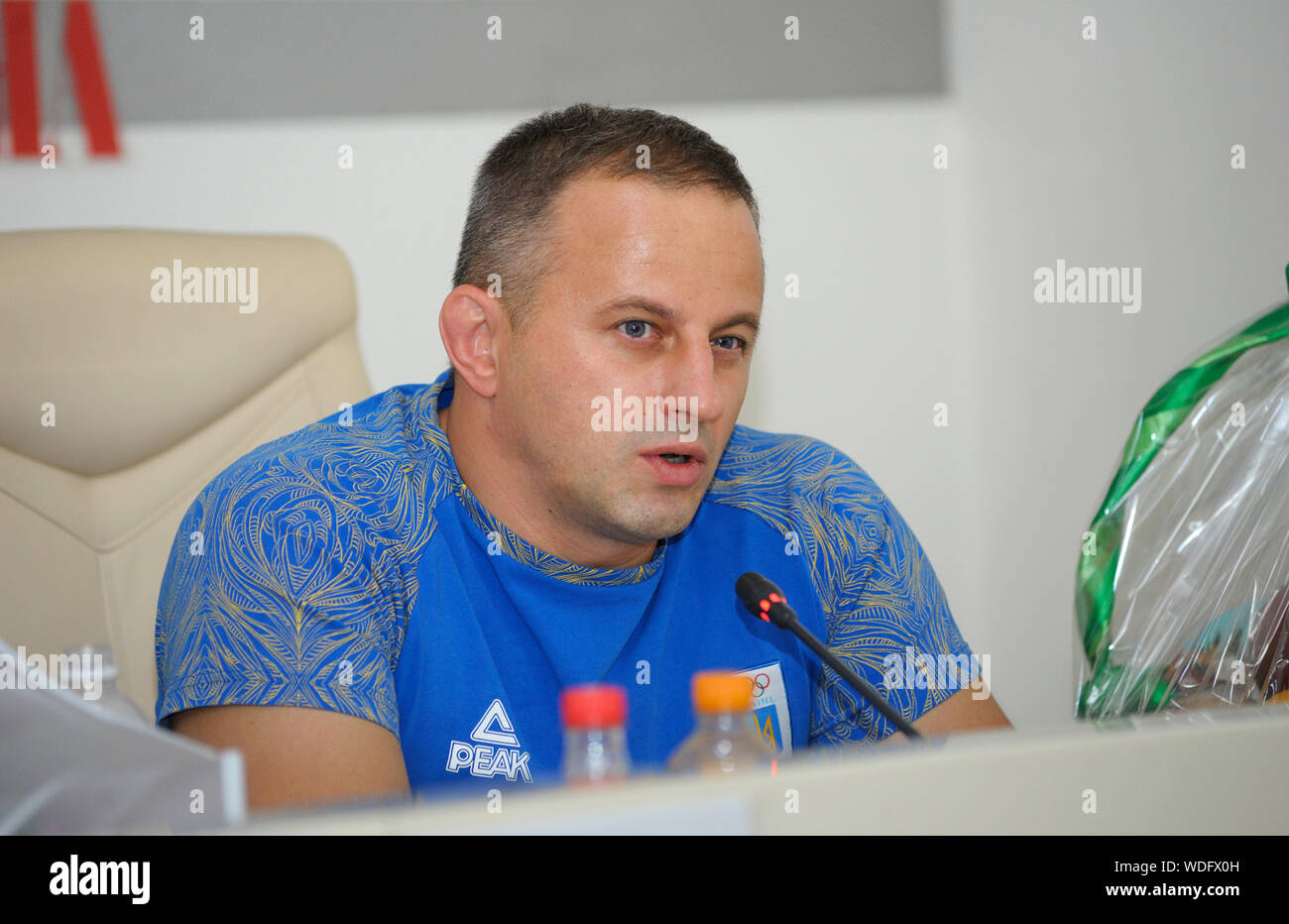 Gennadiy Bilodid, entrenador y padre de la 2018 y 2019 Medallista de oro mundial Daria Bilodid (judo), dando conferencias de prensa. El 29 de agosto de 2019. Kiev, Ukra Foto de stock