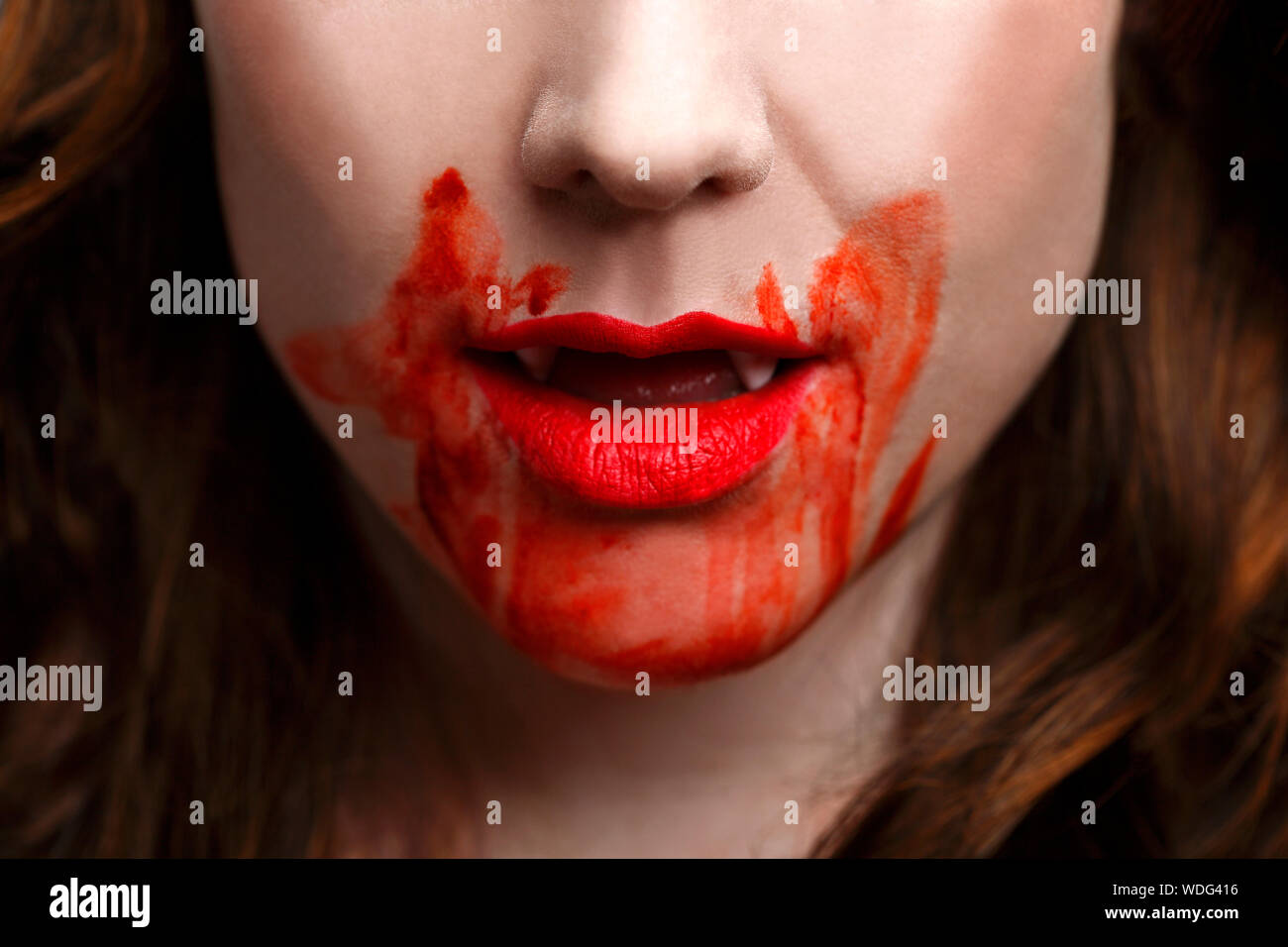 Close-up de mujer con sangre en la boca Fotografía de stock - Alamy