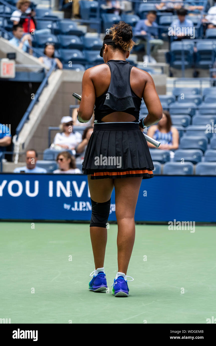 Naomi Osaka (JPN) compitiendo en la primera ronda del 2019 el US Open de  tenis vistiendo su nuevo traje de tenis Sacai NikeCourt x Fotografía de  stock - Alamy