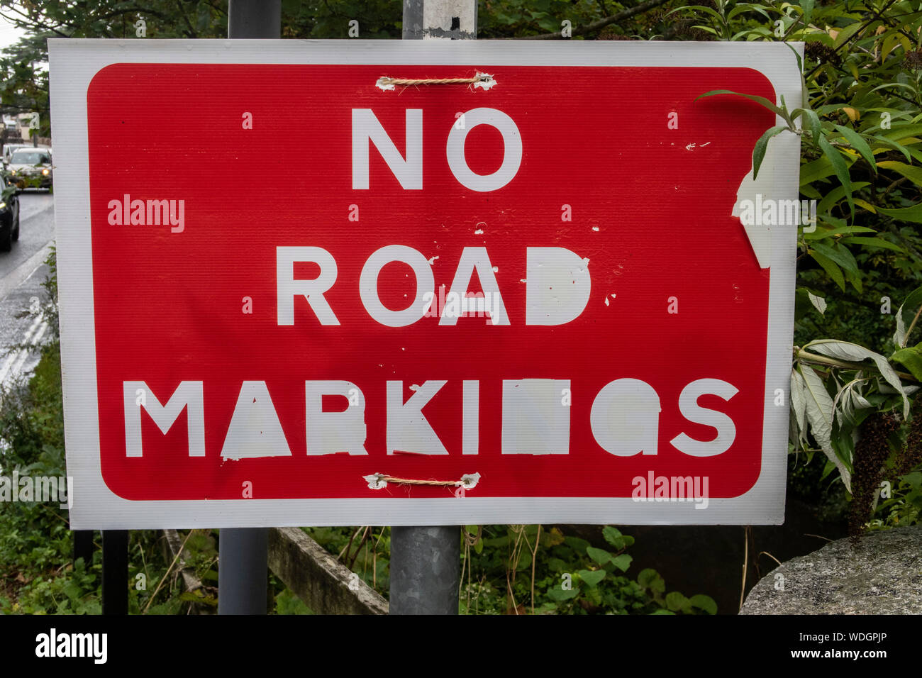 Casi ilegible letrero que diga "No hay señalización vial". Foto de stock